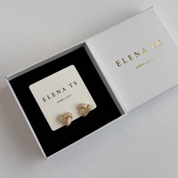 Jewelry - 529 Gold Stud Earrings